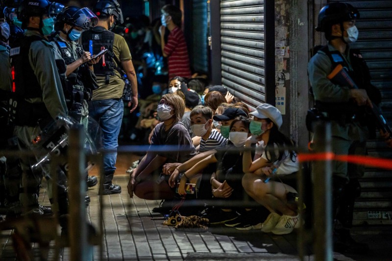 香港民意研究計畫在5月19日公布香港紀律部隊與駐港解放軍的大眾好感度民調，結果包含駐港解放軍在內的排行中，香港警察持續墊底。圖為港警在5月10日拘留一批示威者。（法新社）