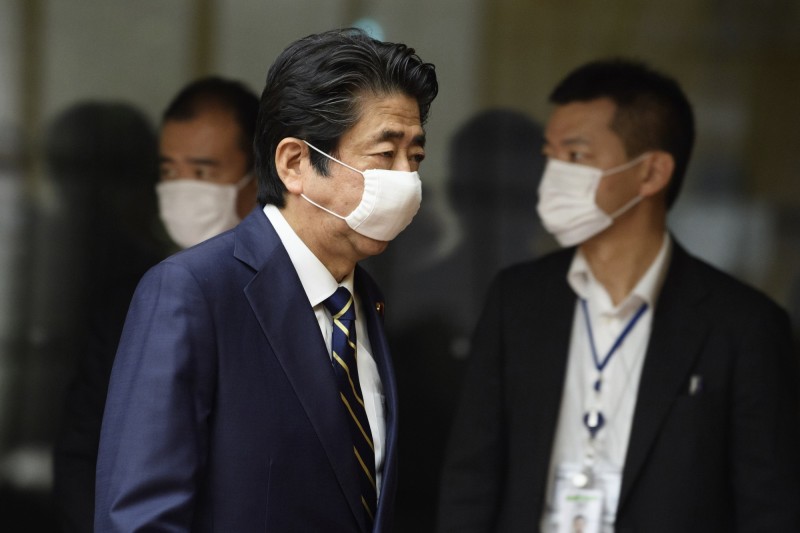 爆出打麻將賭博醜聞的黑川深受安倍政府信賴,外界臆測安倍(見圖)有意把黑川推上下一任檢察總長寶座。(美聯社) 爆出打麻將賭博醜聞的黑川深受安倍政府信賴,外界臆測安倍(見圖)有意把黑川推上下一任檢察總長寶座。(美聯社)