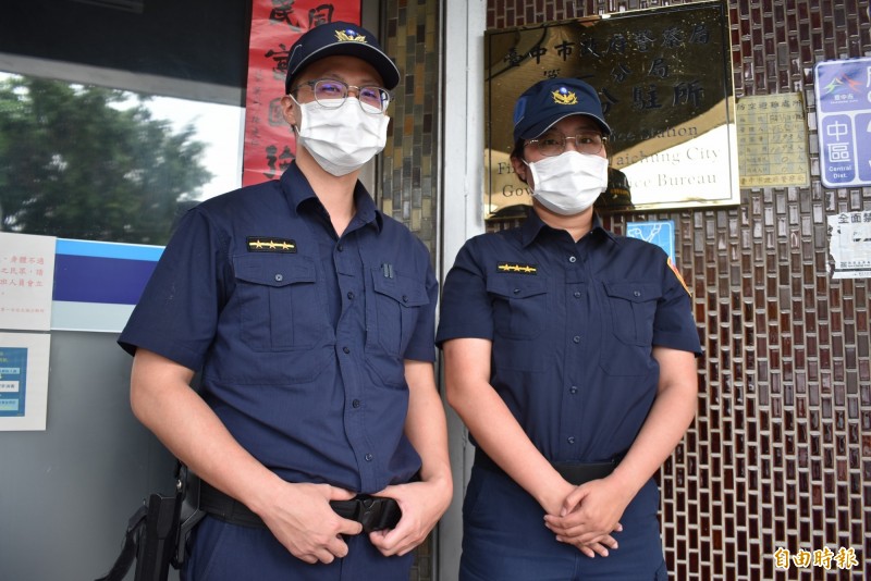 逮捕林嫌的警員施雅涵（圖右）、陳冠諭（圖左）。（記者張瑞楨攝）