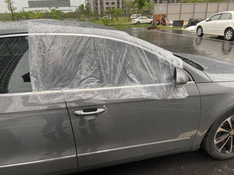 幫糊塗車主封車窗 天雨暖心小舉動  網讚爆留言近千則