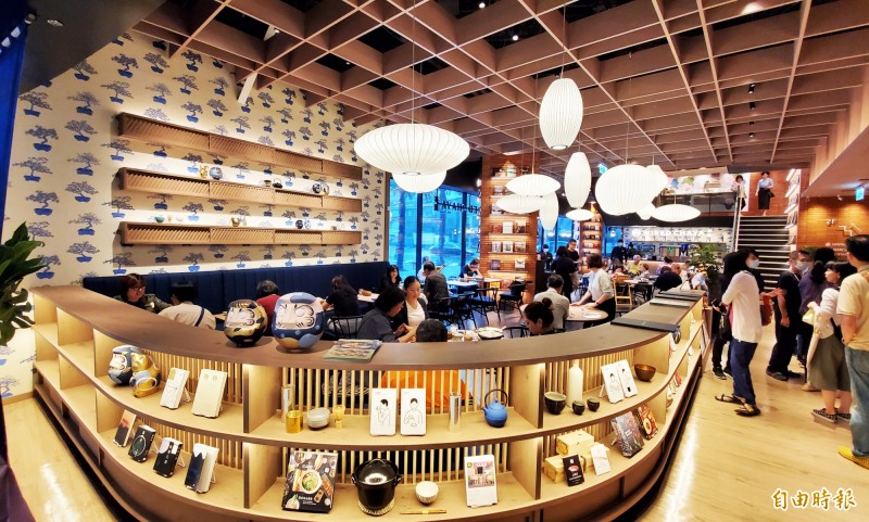 １蔦屋書店採店中店型態，引進日本WIRED CHAYA茶屋，為高雄打造全新、多款獨家菜單。（記者張忠義攝）