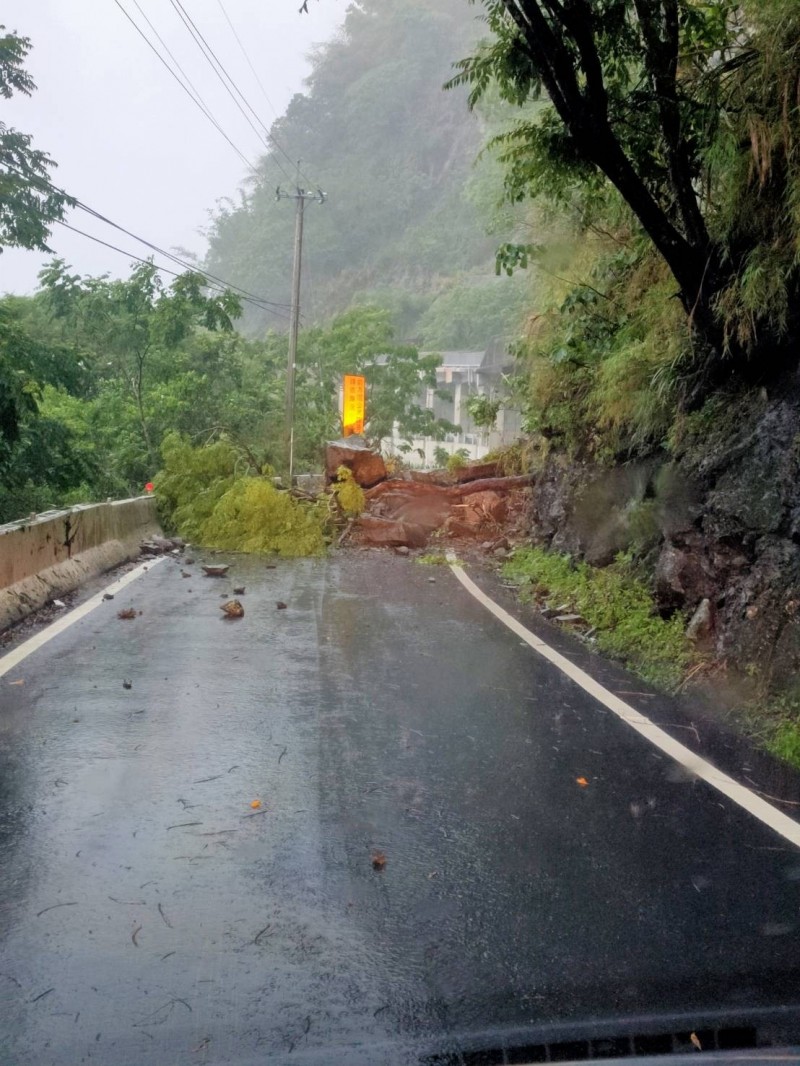 嘉169線石棹往達邦途中坍方交通中斷。（阿里山鄉公所提供）