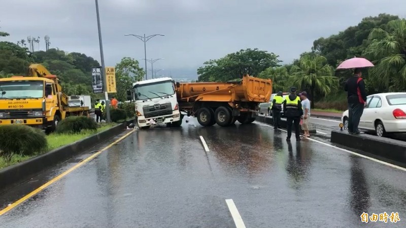 砂石車自撞分隔島佔據2車道，僅留機車道通行。（記者張聰秋攝）