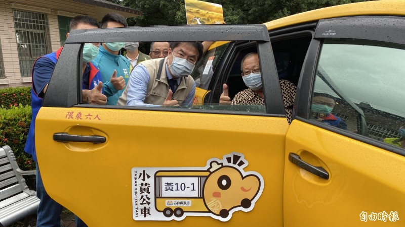 台南市長黃偉哲(中)今天為白河區新增的2條小黃公車路線主持開通,親自為長輩服務上車。(記者楊金城攝) 台南市長黃偉哲(中)今天為白河區新增的2條小黃公車路線主持開通,親自為長輩服務上車。(記者楊金城攝)