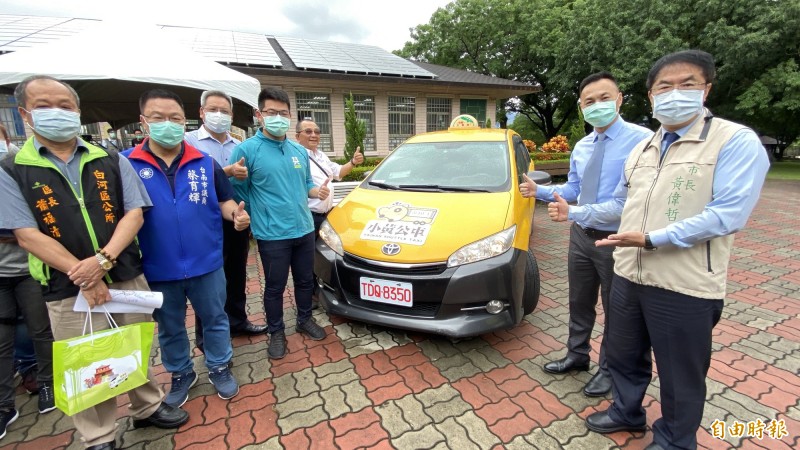台南市長黃偉哲(右)今天為白河區新增的2條小黃公車路線主持開通。(記者楊金城攝) 台南市長黃偉哲(右)今天為白河區新增的2條小黃公車路線主持開通。(記者楊金城攝)
