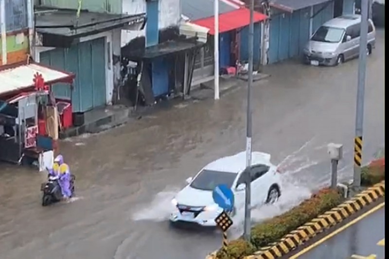 屏東豪雨不斷  獅子鄉2小學下午停班停課