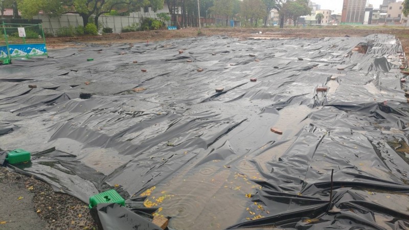 今天雨勢不斷，赤崁文化園區一大片出土遺構，以超大防水帆布覆蓋保護。（記者洪瑞琴翻攝）