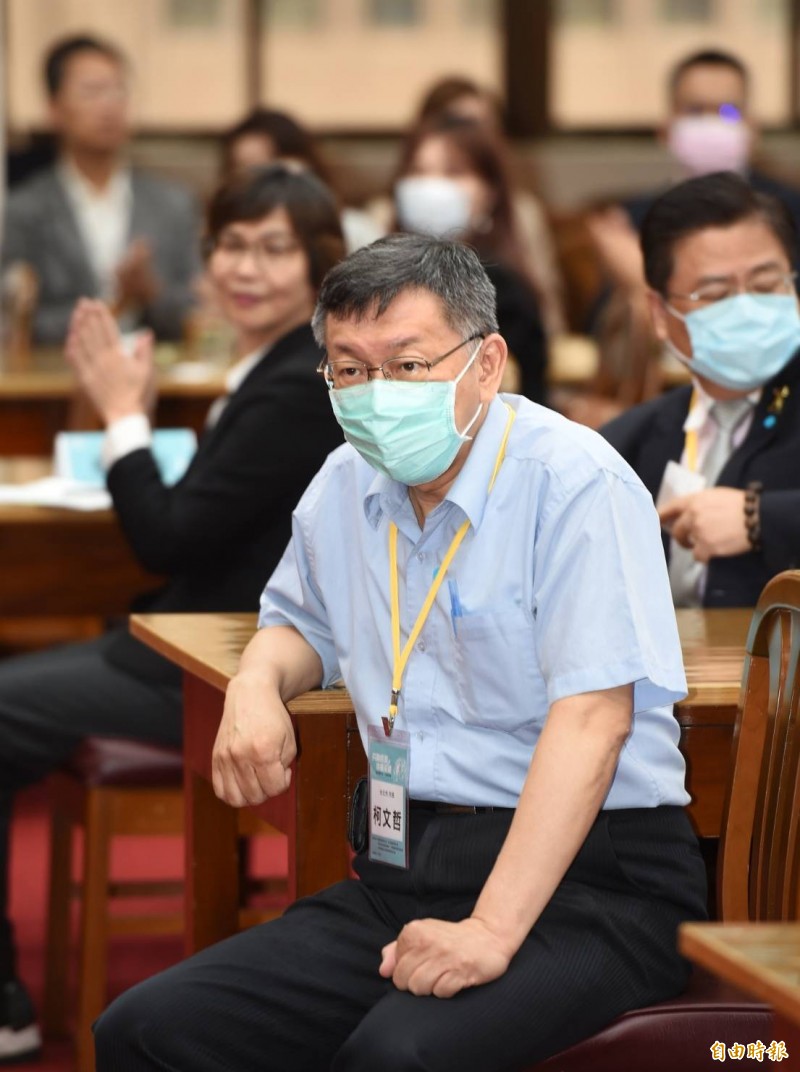 民眾黨主席、台北市長柯文哲今天在立院提到「萬元之亂」時,碰上議場通知立委表決的「響鈴7分鐘」,柯文哲在台上直發牢騷說沒有效率、國家要改進,並說,台北市政府比長官慢到就叫遲到,慢來的直接到後面罰站。(記者方賓照攝) 民眾黨主席、台北市長柯文哲今天在立院提到「萬元之亂」時,碰上議場通知立委表決的「響鈴7分鐘」,柯文哲在台上直發牢騷說沒有效率、國家要改進,並說,台北市政府比長官慢到就叫遲到,慢來的直接到後面罰站。(記者方賓照攝)