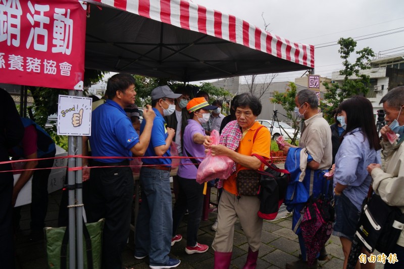 新竹縣養豬協會今天上午在新埔藝文廣場舉辦「國產健康豬肉促銷獎勵活動」，販售新鮮合格的冷凍豬肉產品2斤100元，因為只有市價約4成，一早吸引大批民眾排隊搶購！（記者廖雪茹攝）