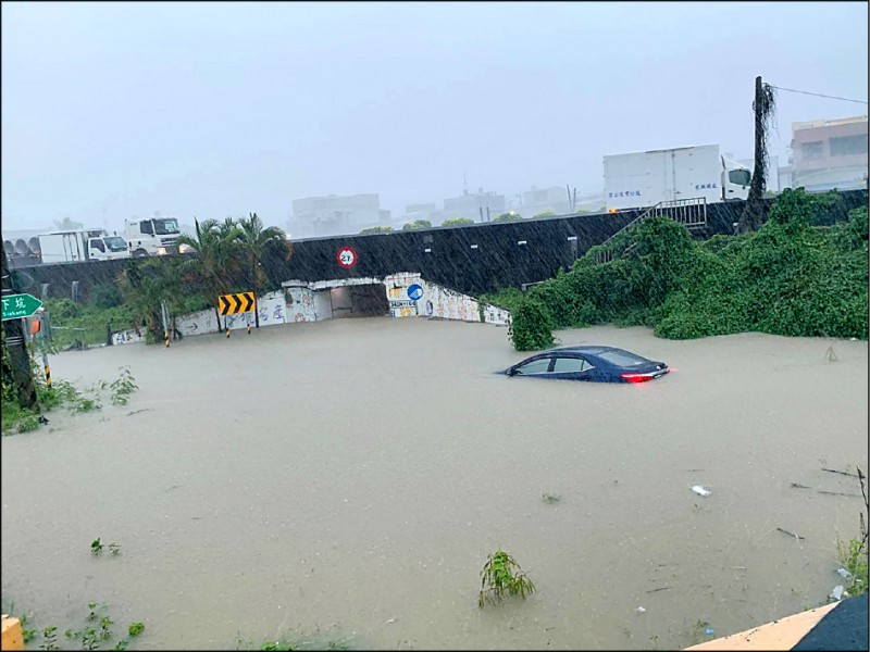 高雄路竹太平路涵洞淹水，有車主欲強行通過，車子拋錨險滅頂。（記者許麗娟翻攝）