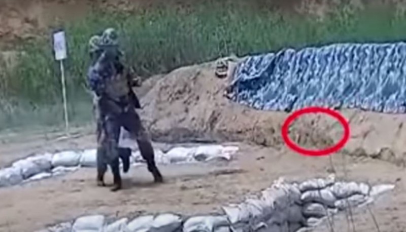 中國解放軍海軍官方日前發布一段影片，一名新兵進行投擲訓練時，在投擲手榴彈的時候發生失誤，把手榴彈砸到防護牆上反彈回來，一旁教官見狀立刻把他往後拉，跳入避彈坑內躲藏才逃過一劫。（圖擷取自微博）