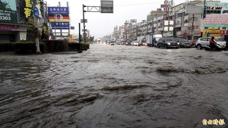 圖為昨日高雄市仁武鳳仁路淹水情況。（民眾提供）