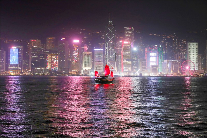 中國一旦在香港實施「國安法」，恐危及香港的自由市場和金融中心地位，導致資金大量撤離。圖為香港維多利亞港夜景。
（路透檔案照）