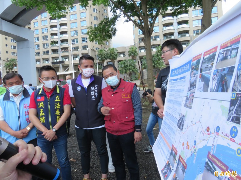 侯友宜至淡水區視察重點防汛工程，此為台二線（中正東路淡金路口）。（記者陳心瑜攝）