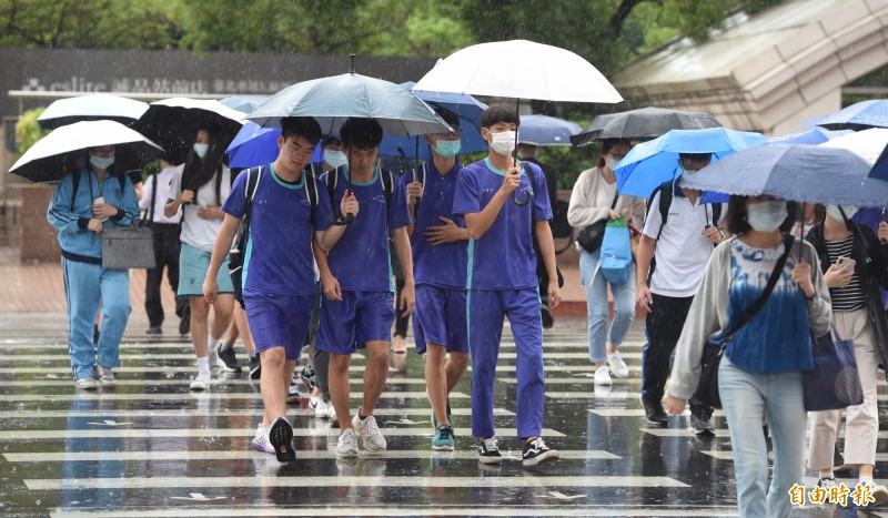 因鋒面位置將再北抬，加上目前在中國南方有鋒面正發展生成，估計週二中南部將再轉為有雨的天氣，週三各地除將出現短暫雷陣雨，也可能出現局部大雨。（資料照）