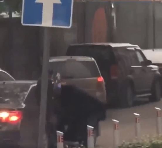 戰鬥民族日常？持半自動步槍沿街駁火 莫斯科爆槍戰