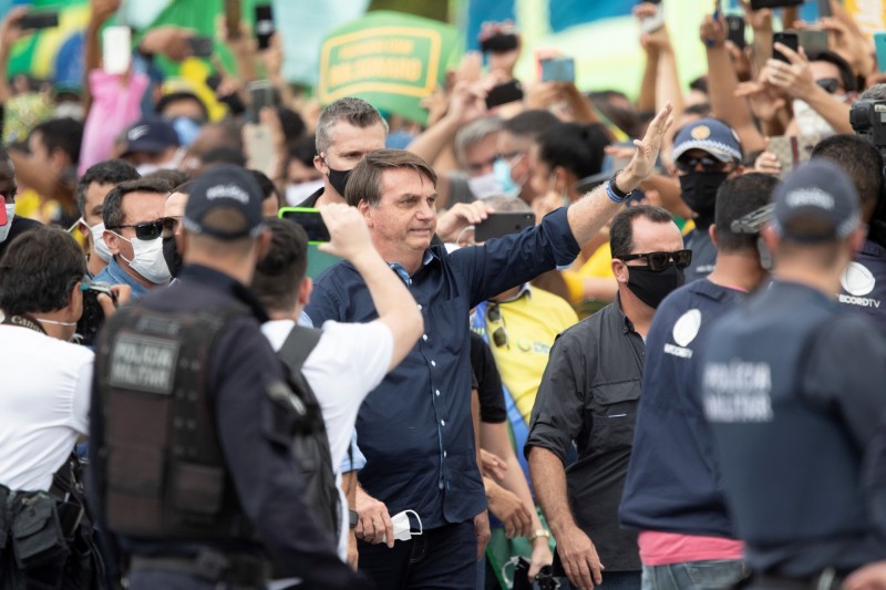 巴西總統波索納洛（Jair Bolsonaro）參加24日在總統府前舉辦的「反隔離封鎖」示威活動。（歐新社）