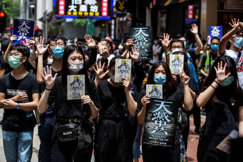 中國強推「港版國安法」引起香港人恐慌，有移民顧問透露，光是上週末就收到數倍的移民諮詢，「比97香港回歸前的脫港潮還誇張」，其中不乏有香港建置派、港府與中共的支持者「藍絲」。（法新社）