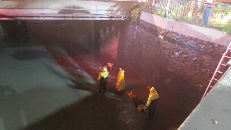 民眾拍攝到騎車騎士和乘客跌落至排水溝內，警消人員正在救援。（翻攝自旗山大小事臉書社團）
