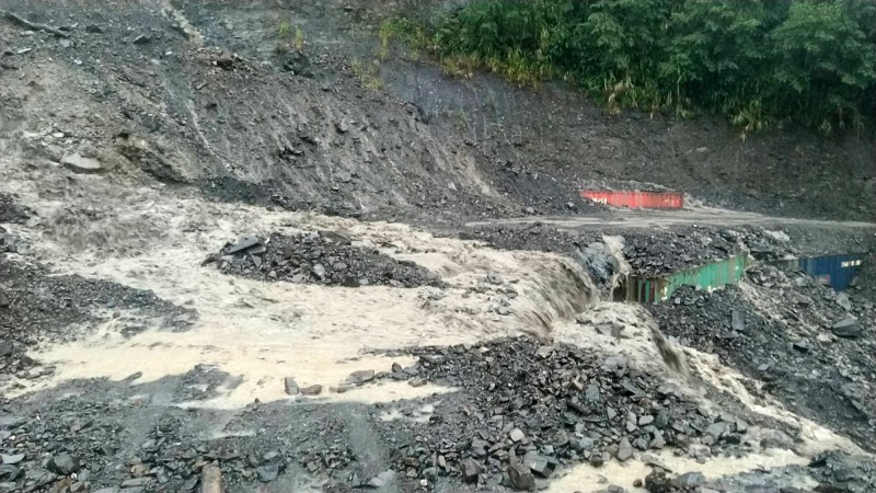 投89線14.5K處昨日土石和泥流佔滿路面，經通報有廠商出動怪手清除。（民眾提供）（記者陳鳳麗攝）