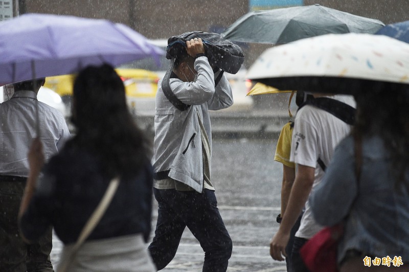 中央氣象局指出，今天（27日）受到鋒面影響，台南市、高雄市及屏東縣有局部大雨或豪雨發生的機率，台北市山區及基隆北海岸有局部大雨發生的機率。（資料照）