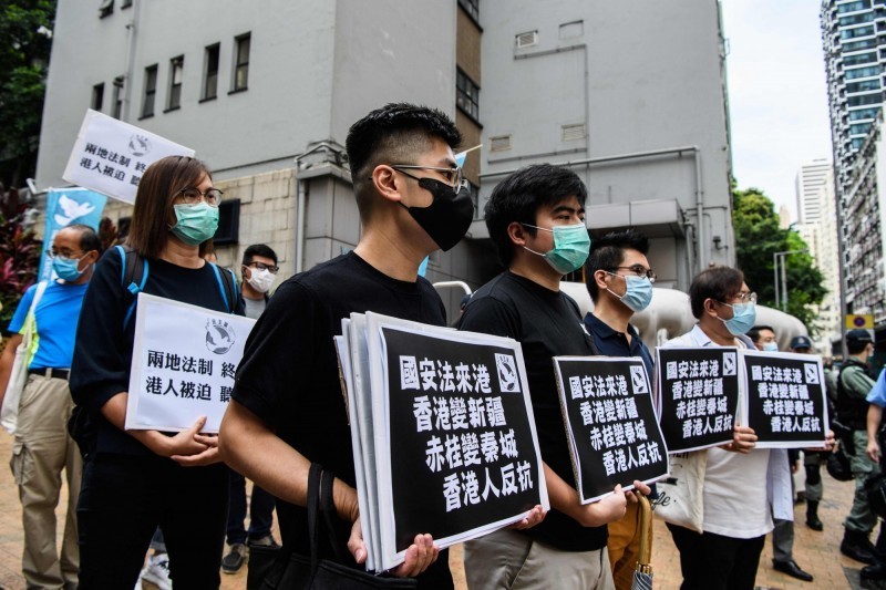 香港民眾在香港中聯辦抗議「港版國安法」。（法新社）