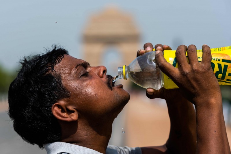 近日印度遭熱浪襲擊，溫度大幅提升，昨（26日）印度首都新德里（New Delhi ）高溫飆破47.6度，創下10年來「5月的最高溫」紀錄。（法新社）