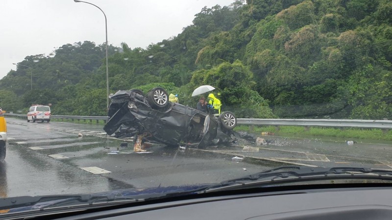 車輛毀損嚴重，扭曲變形，但駕駛已經自行脫困，並無大礙（記者吳昇儒。翻攝）