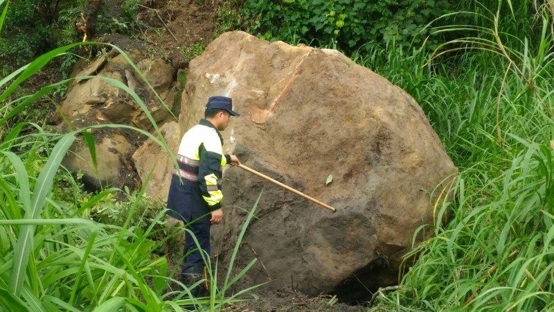 中橫大茅埔段巨石滾落。（記者張軒哲翻攝）