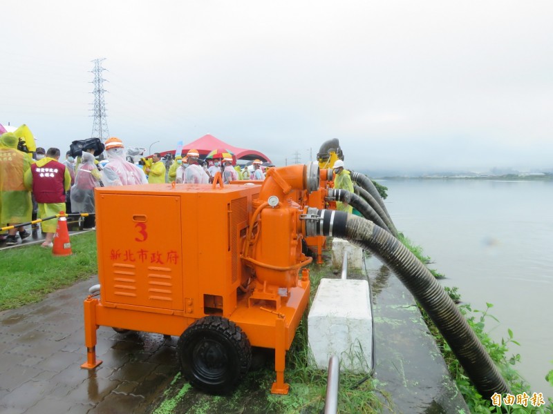 移動式抽水機抽水。（記者陳心瑜攝）