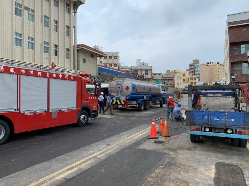 漏油現場伴隨濃濃瓦斯味，中油派消防車到現場戒備。（記者劉禹慶攝）