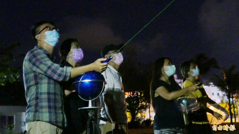 相準觀星商機，恆春半島觀光旅宿業者夜間實際操作導覽南十字星。（記者蔡宗憲攝）