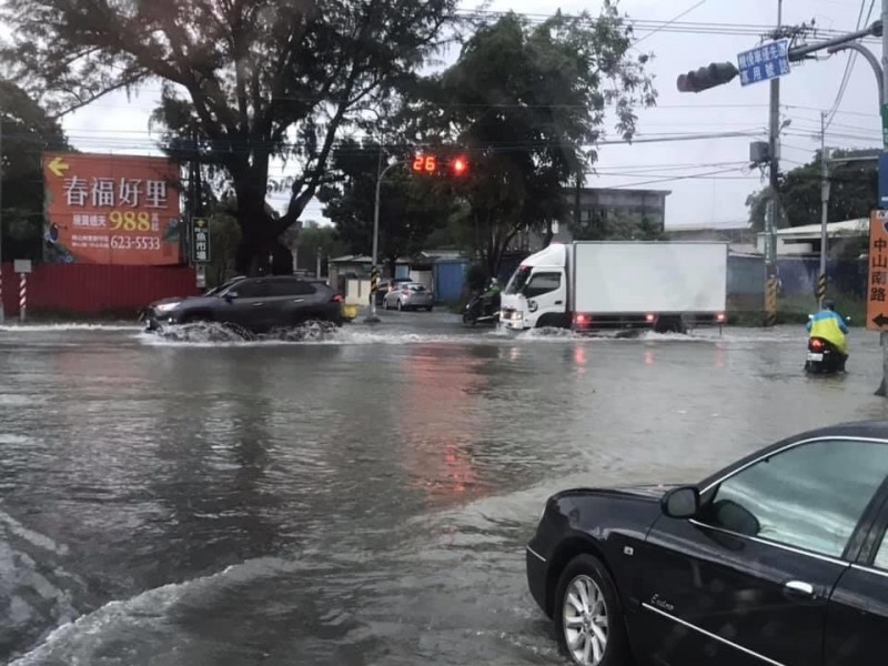 高雄今早大雨，雨勢集中在岡山等地區。（取自我是岡山人北高雄臉書）