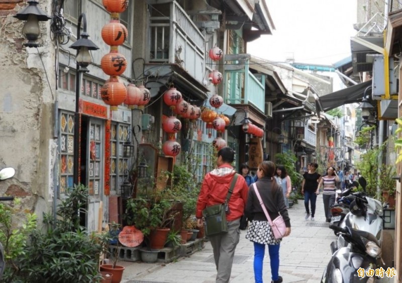 神農街老街有各式文創小店。（記者洪瑞琴攝）