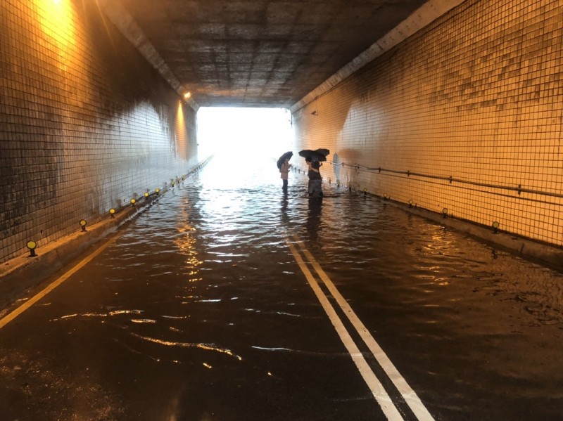 新店區中興路下水道淹水。（記者陳薏云翻攝）