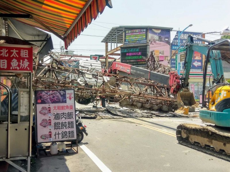 集集老街拆牌樓釀意外吊車疑液壓桿失靈翻車- 生活- 自由時報電子報