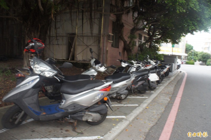 衛生福利部澎湖醫院機車停車格占用人行道，民眾只能與車爭道。（記者劉禹慶攝）