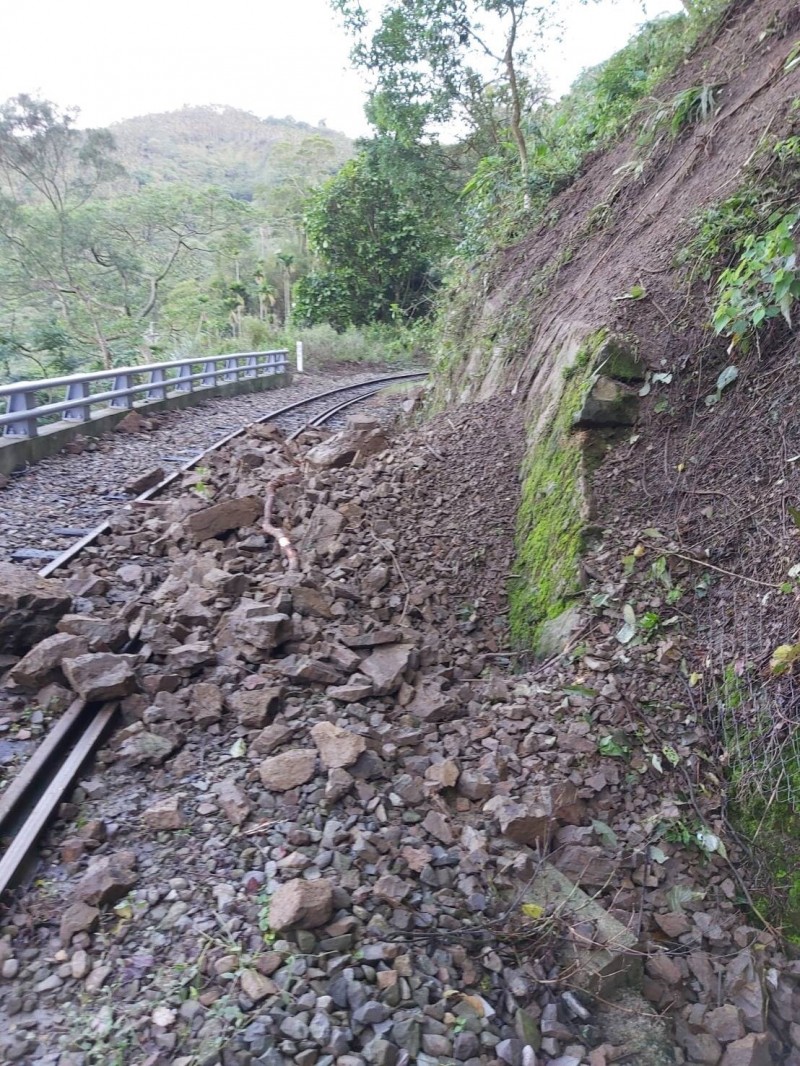 阿里山林業鐵路26k+880處獨立山車站附近上邊坡土石滑落，覆蓋鐵軌。（記者蔡宗勳翻攝）