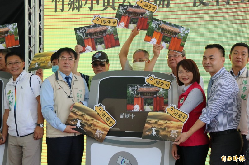 台南市長黃偉哲(中)今在龍崎文衡殿宣布小黃公車正式上路營運。(記者萬于甄攝) 台南市長黃偉哲(中)今在龍崎文衡殿宣布小黃公車正式上路營運。(記者萬于甄攝)