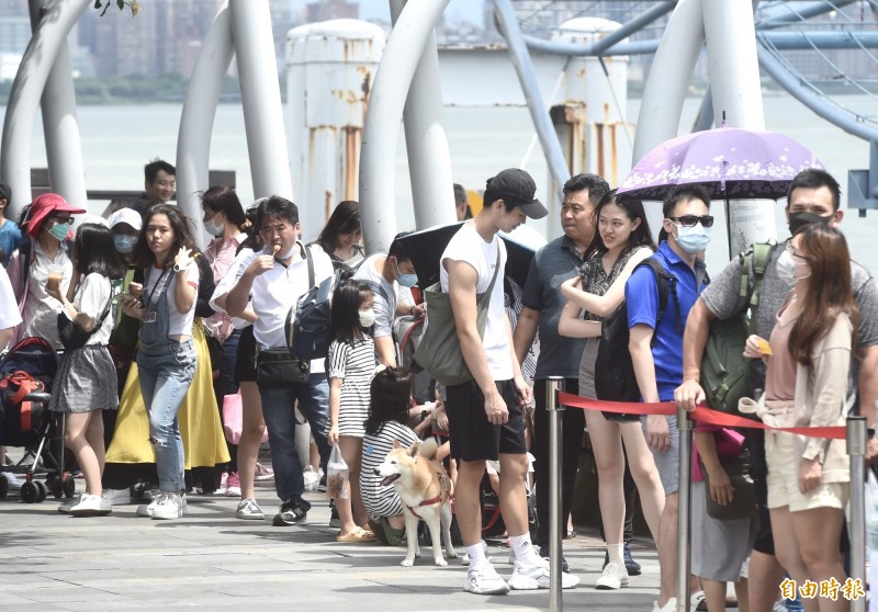 疫情趨緩加上天氣晴朗，台北淡水老街等景點人潮漸漸回溫，民眾在渡船頭排隊搭船。（記者簡榮豐攝）