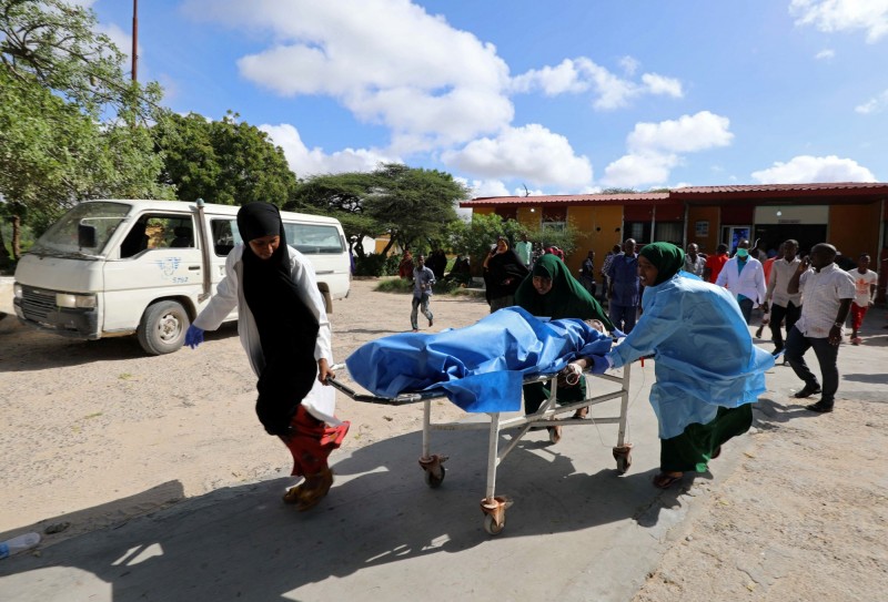 索馬利亞今（31日）早上一小巴士觸及路邊地雷炸彈，至少造成10死、13人受傷。（路透）
