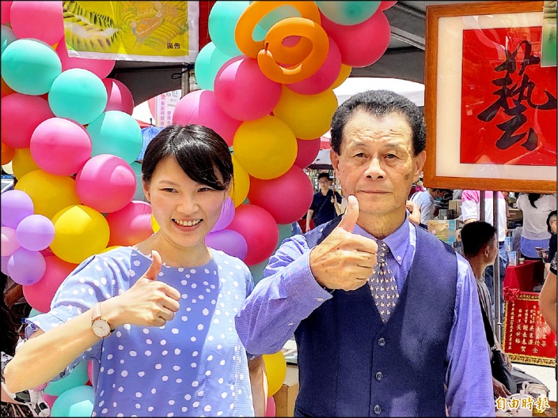 嘉義縣春季優良茶競賽「青心烏龍組」茶王吳政田（右）。（記者蔡宗勳攝）