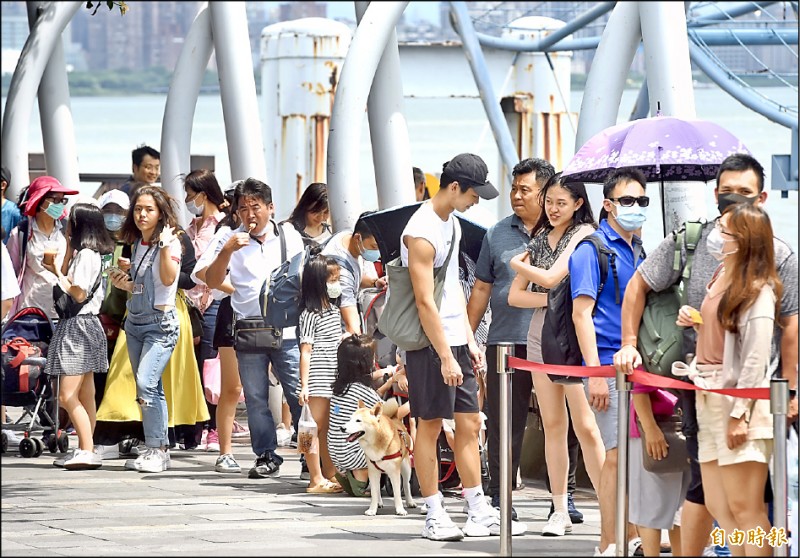 國內疫情明顯趨緩，全台防疫措施即將於6月7日解封，昨天台北天氣晴朗，淡水老街等景點人潮漸漸回溫，民眾在渡船頭排隊搭船。（記者簡榮豐攝）