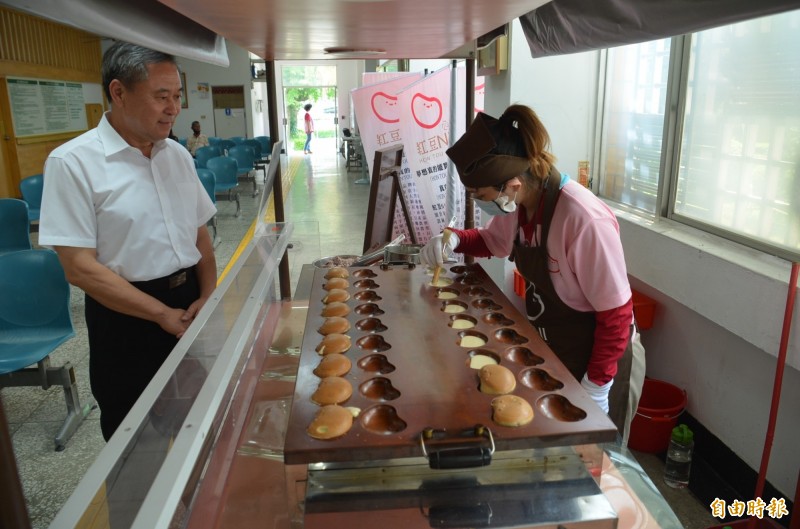 屏東看所守去開辦的「紅豆餅」技訓班，如今則轉型生產美味的冰淇淋。（記者李立法攝）