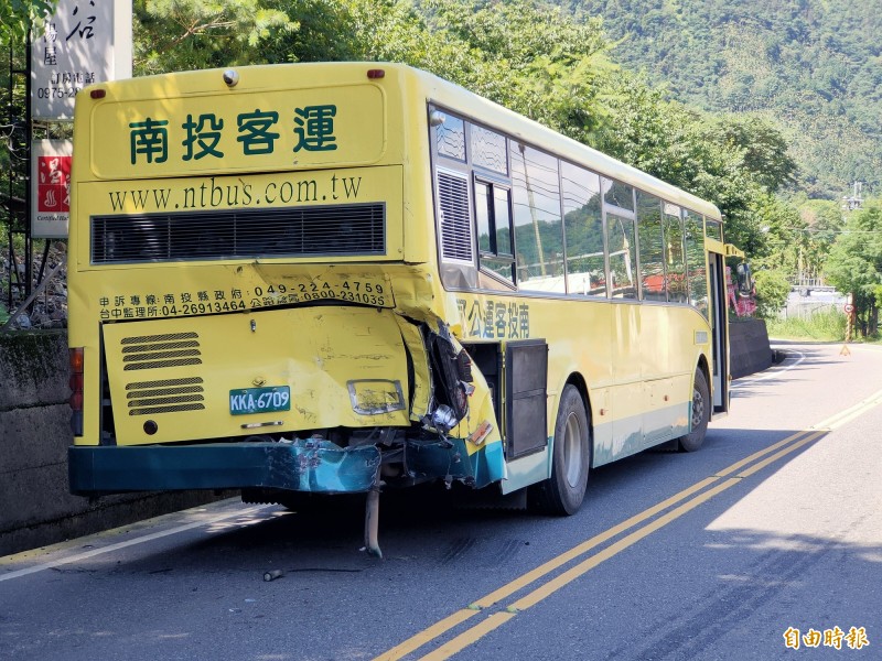 砂石車追撞公車釀2傷 台14線交通受阻 - 社會 - 自由時報電子報