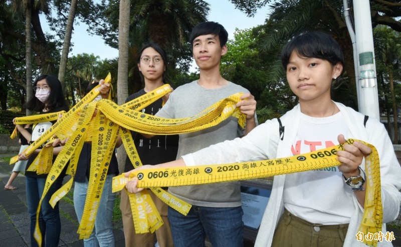 台大、師大學生會會長3日傍晚在台灣大學大門口，發送民主黃絲帶，強調高雄是我們的故鄉、認同的所在，呼籲在台北的同學，一起站出來返鄉投票。 （記者劉信德攝）