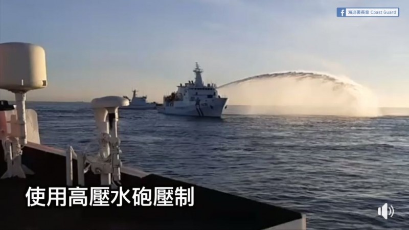 我國海巡署艦隊分署3日深夜動員2艦2艇，結合空勤總隊直升機與特勤人員，執行掃蕩查扣行動並扣押一艘中國「海航5679」抽砂船，押返船長、船員等10人。「海巡署長室 Coast Guard」在臉書粉專PO出整個過程，影片也獲得許多網友大讚。（圖擷取自《海巡署長室》臉書粉專）