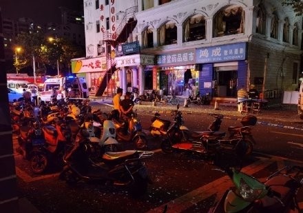 昨晚11時中國海南省海口市一間名叫「快樂之星」的卡拉OK突然爆炸，馬路上佈滿瓦礫、碎玻璃。（翻攝自微博）