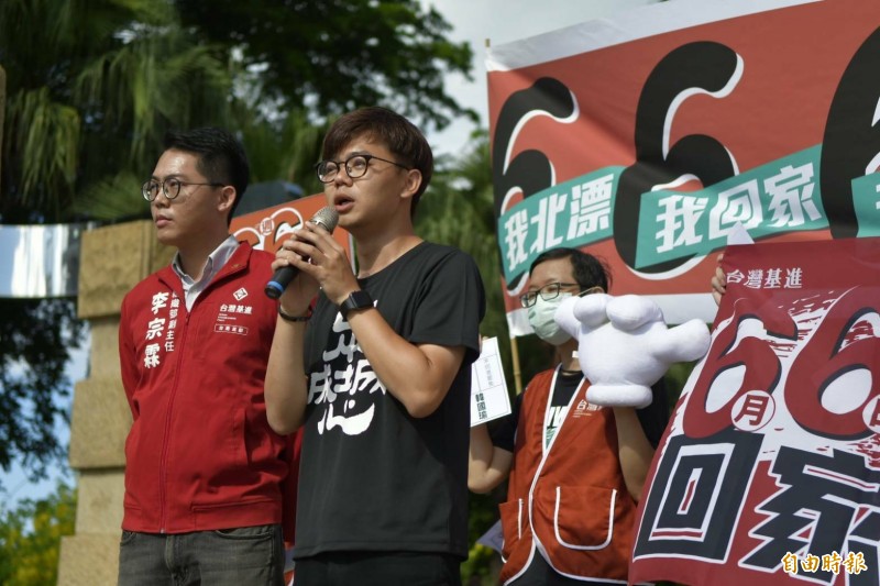 罷韓四君子之一的張博洋今早赴台南水萍塭公園召開記者會，呼籲北漂的高雄人明日回家投下同意罷免票。（記者王姝琇攝）