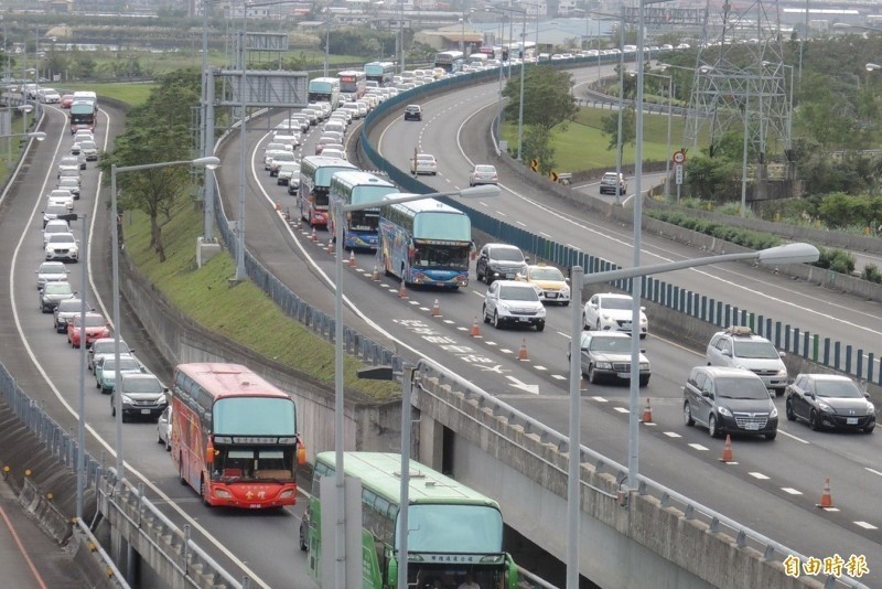 端午連假高公局預估國5每日塞車逾10小時，呼籲多搭大眾運輸、走替代道路。（資料照）